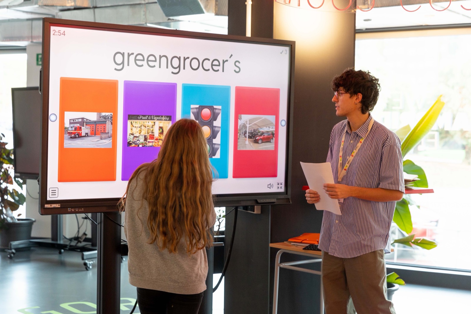 Adolescentes presentando un proyecto en inglés