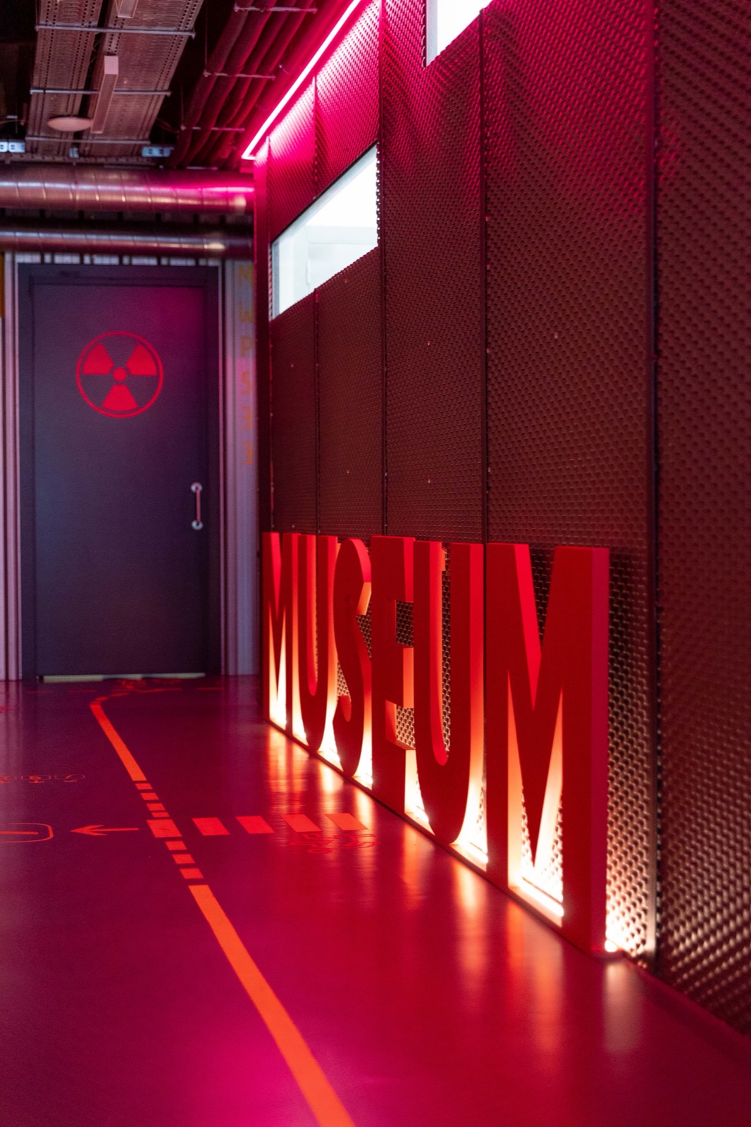 Zona museo con neón rojo